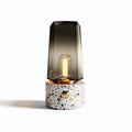 Lampada da tavolo in cemento terazzato con paralume in vetro fumé 20 x 10 x 30cm